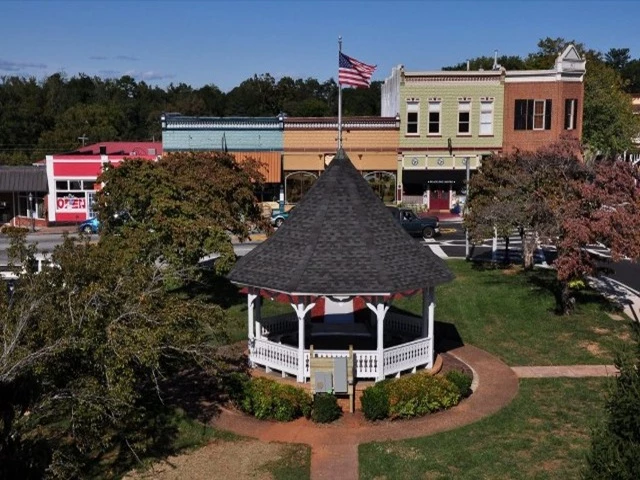 picture of the Clarkesville, Ga. square